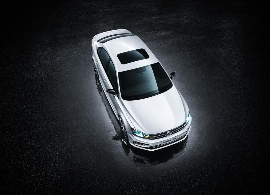  Volkswagen Sagitar R-Line 2016 года  (фото 3 из 5)